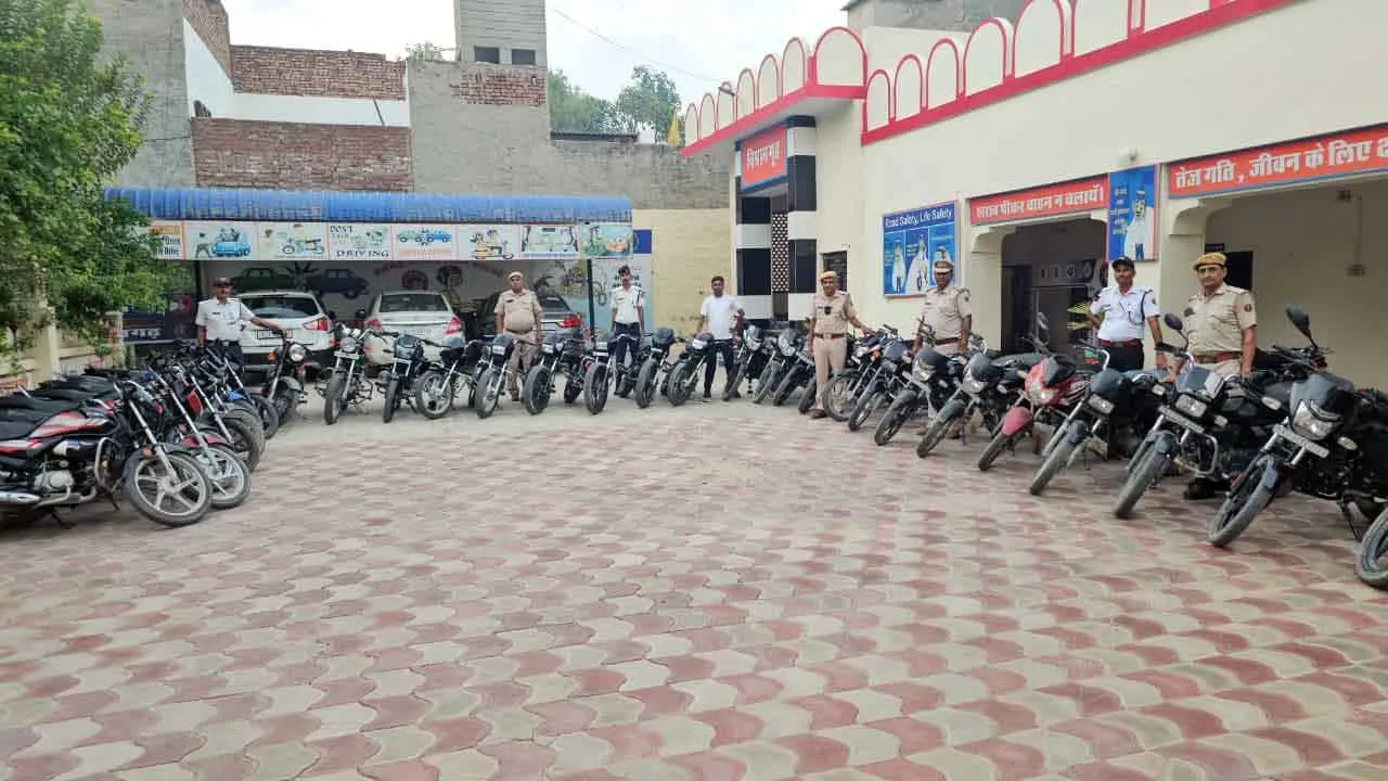 मॉडिफाइड वाहनों पर पुलिस का शिकंजा, 22 दुपहिया सीज 