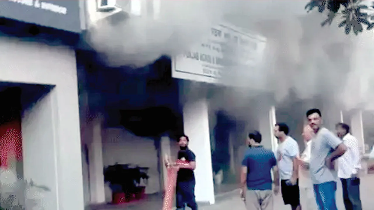 मोहाली के फेज-2 में पीडब्ल्यूडी कार्यालय में आग लगने से फर्नीचर और रिकॉर्ड जले