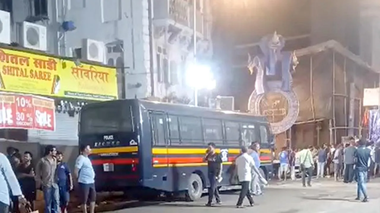 Bhuleshwar Accident: भुलेश्वर में 22 फीट ऊंची भगवान गणेश की मूर्ति गिरी, 2 लोगों की मौत, 5 घायल