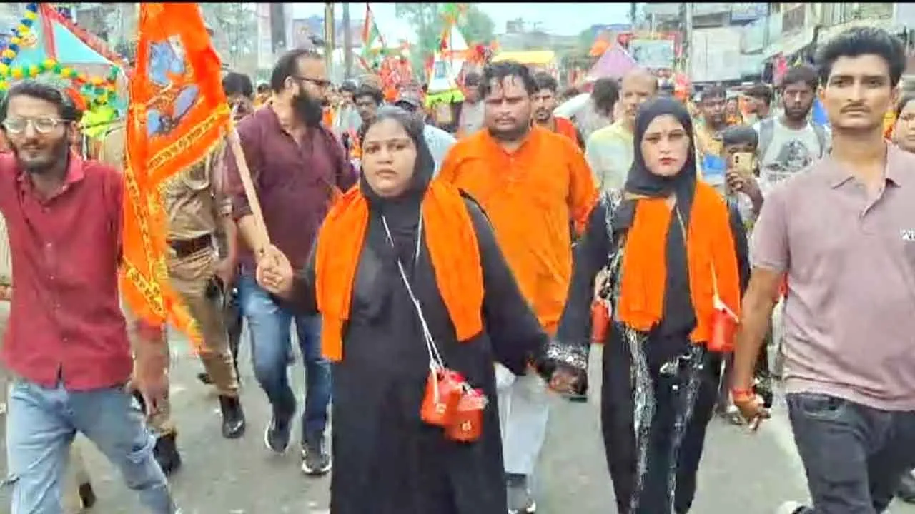 बुकार्धारी शिवभक्त महिलाओं का हिंदू संघर्ष समिति ने फूल बरसाकर किया स्वागत