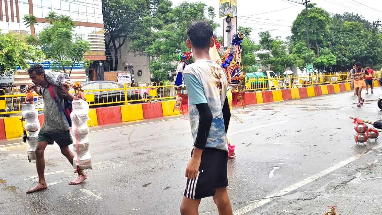 Kanwar Yatra: लगातार बारिश से कांवड़ियों को मिली राहत, तपती गर्मी से राहत के साथ सुहाना हुआ सफर