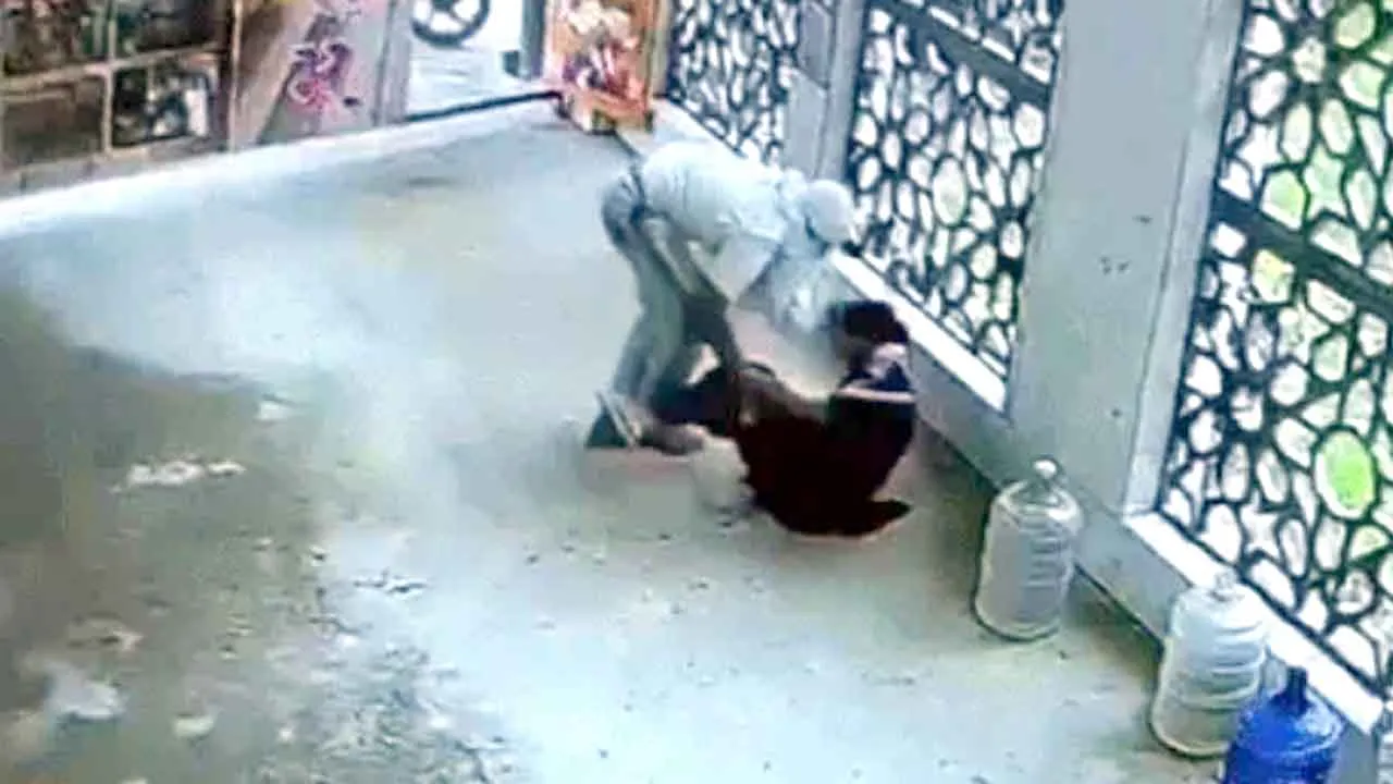 Murder: निजी स्कूल की महिला अध्यापिका की चाकू से गोदकर हत्या, आरोपी फरार