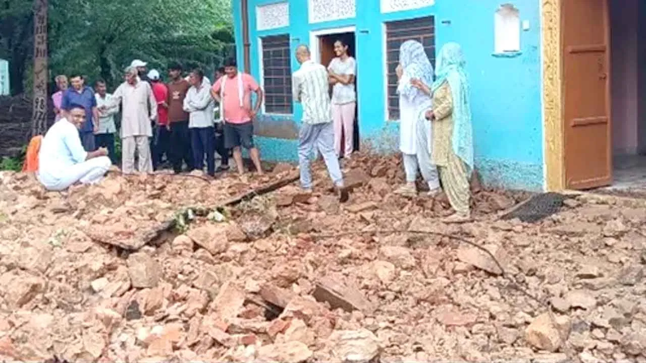 100 साल पुरानी जर्जर हवेली भरभराकर गिरी, हादसे में टला बड़ा नुकसान