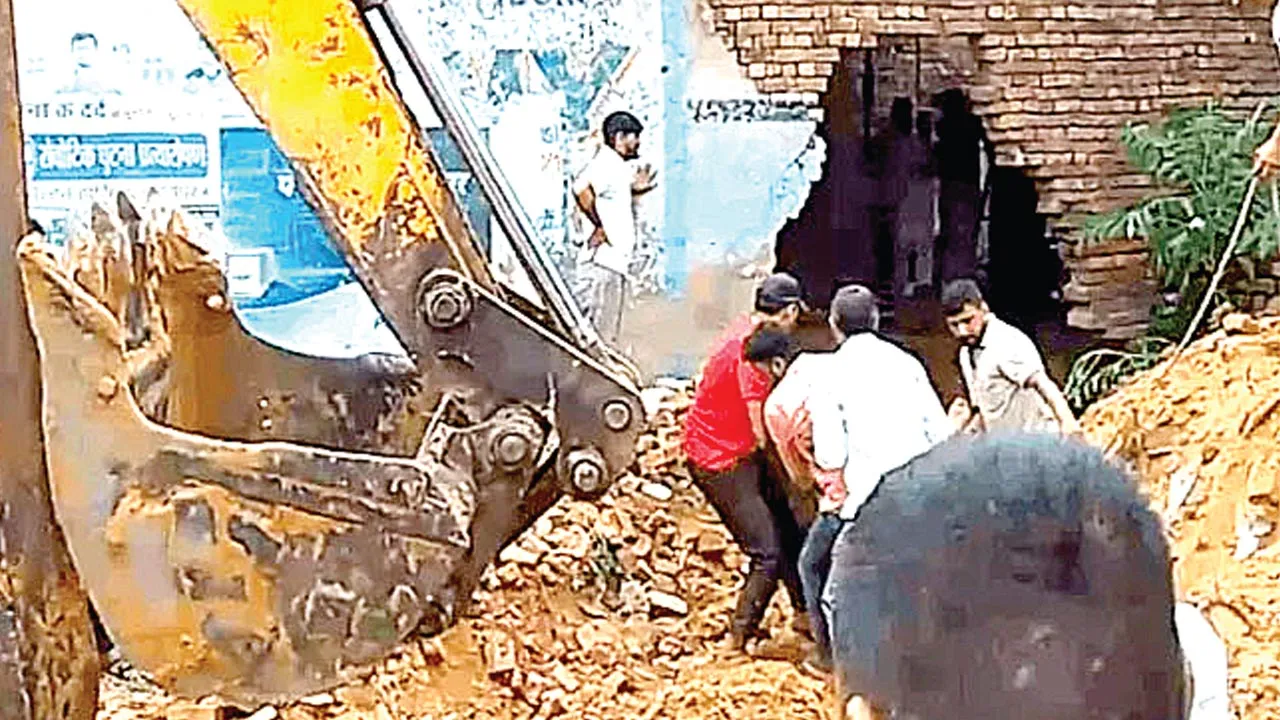 कुएं की खुदाई दौरान मिट्टी धंसी, मलबे में दबकर वेल्डर की मौत