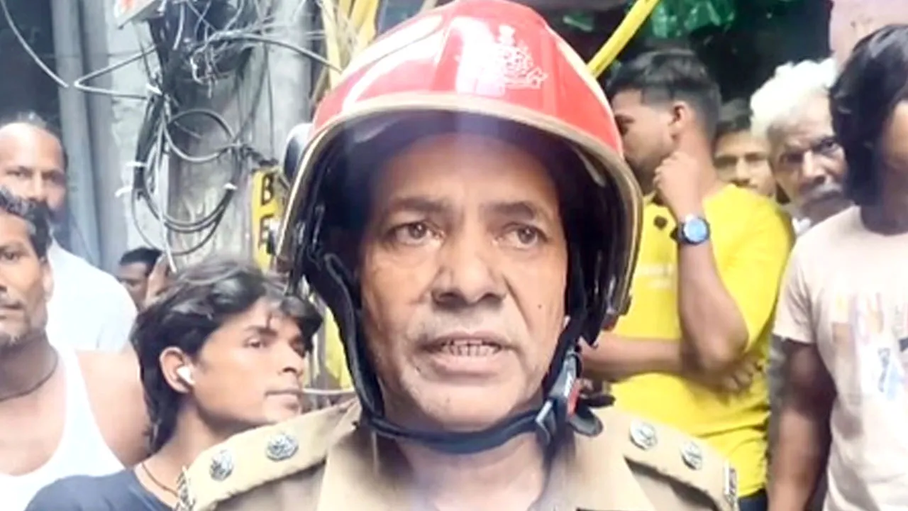 पुरानी सीलमपुर में गारमेंट की दुकान में लगी भीषण आग, मची अफरा-तफरी