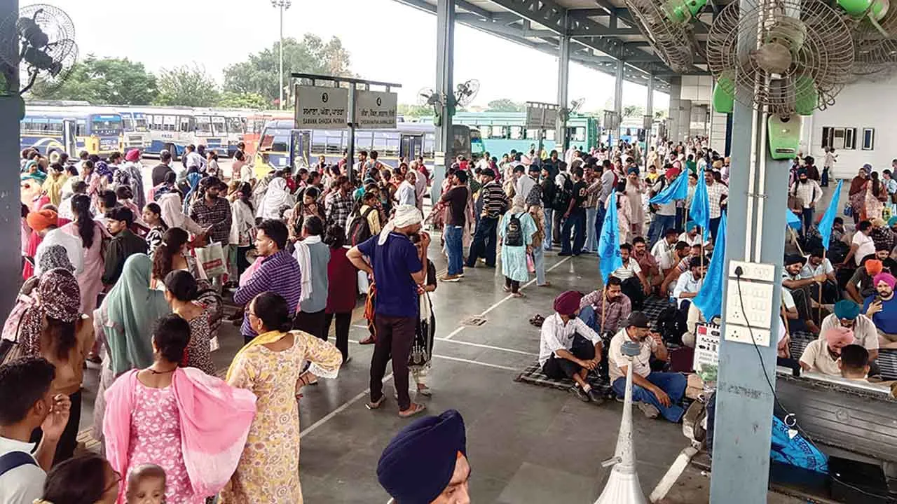 Punjab Roadways Strike: पंजाब में सरकारी बसों का रहा चक्का जाम, हजारों यात्री परेशान