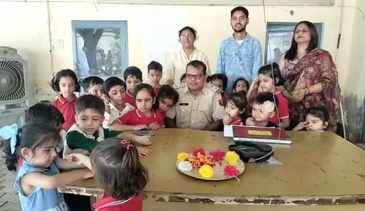 Rakhi 2026: पुलिस की कलाई पर राखी बांध बच्चों ने लिया सुरक्षा का वचन 