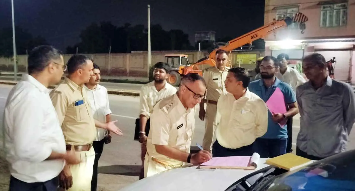 Road Safety Campaign: सड़क सुरक्षा को लेकर देर रात चला बस चैकिंग अभियान, एक बस का चालान