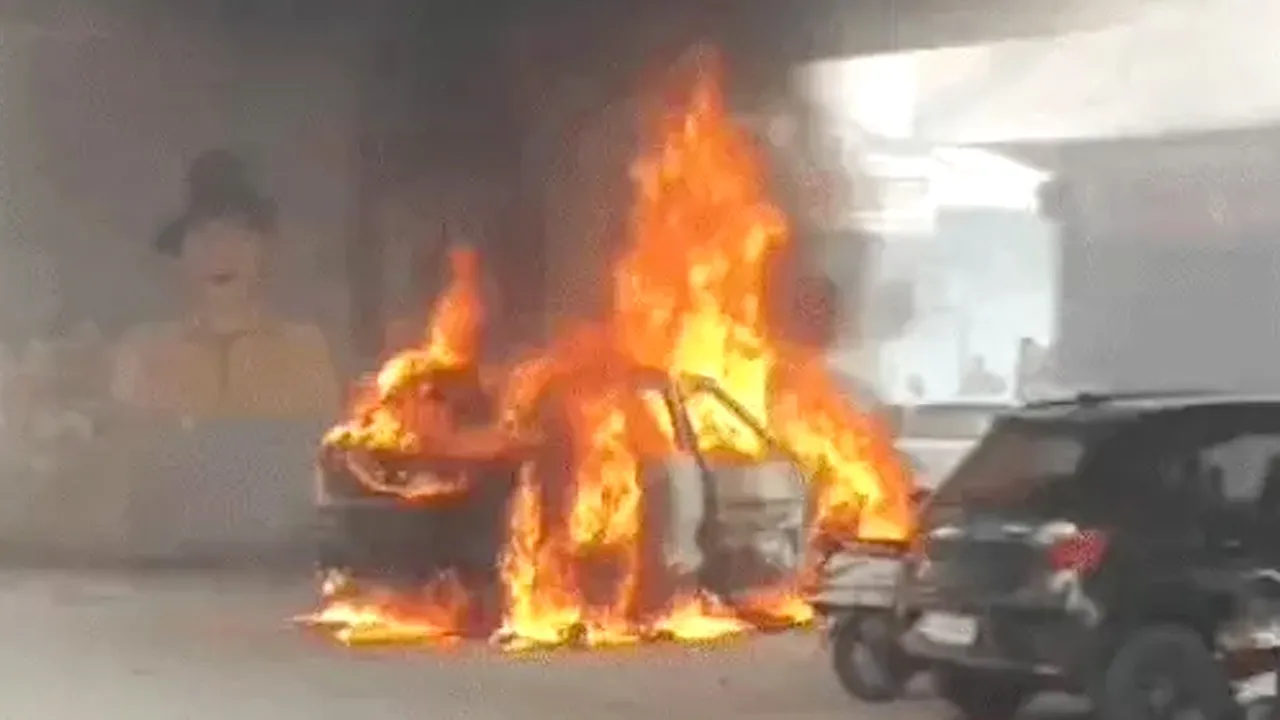 Car Caught Fire: रोहतक में खड़ी कार में लगी आग, पास खड़ी कार भी क्षतिग्रस्त