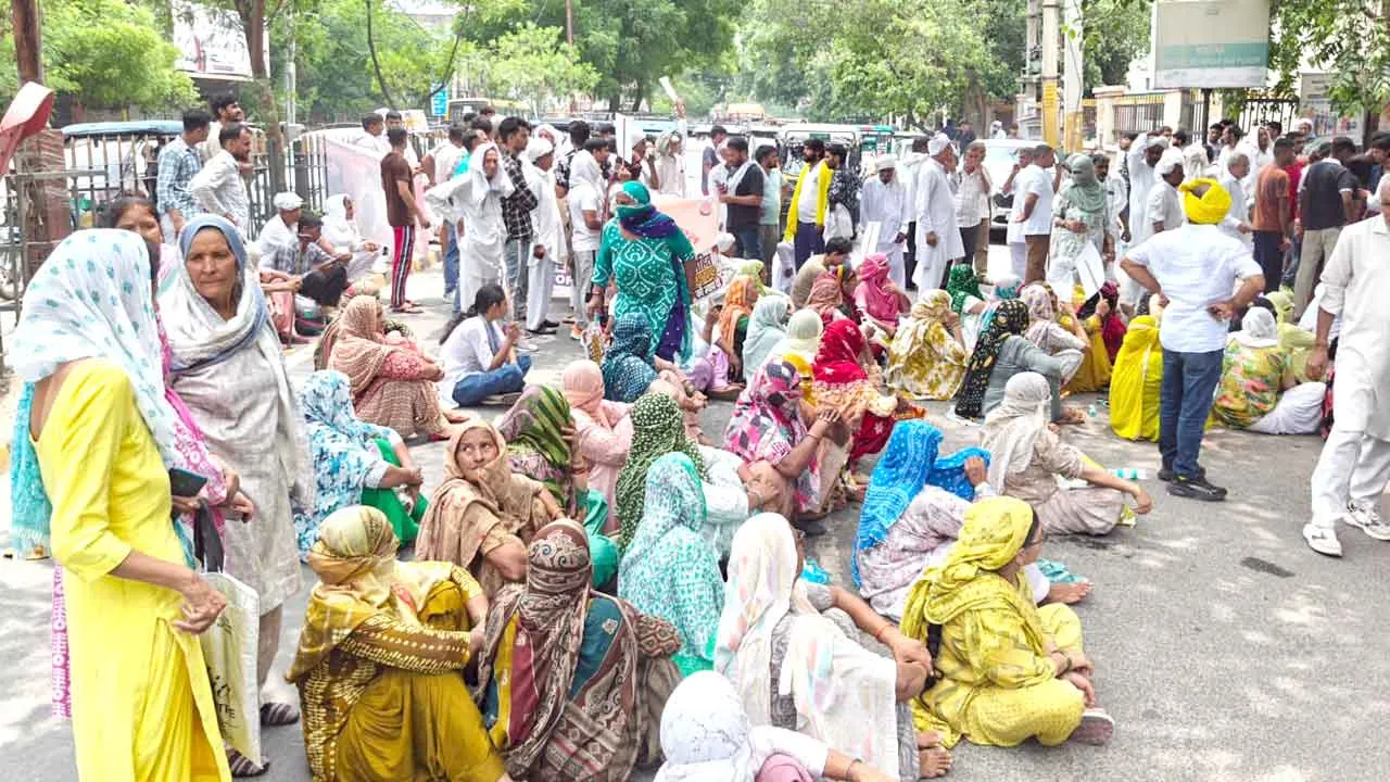 रोहित हत्याकांड में गिरफ्तारी की मांग, खाप पंचायत और परिजनों ने किया प्रदर्शन