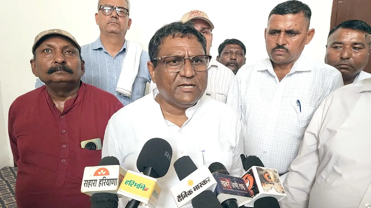 सफाई कर्मचारियों ने दो सितंबर तक बढ़ाई हड़ताल, गंदगी के डेर से जनता परेशान