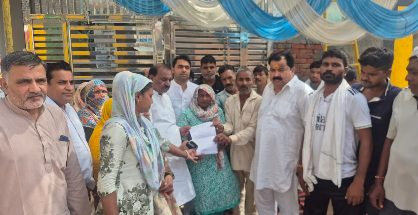 Safai Karamchari Strike: सफाई कर्मचारियों की 24 वे दिन मे पहुंची,  पूर्व सीपीएस जयवीर पहुंचे समर्थन देने। 