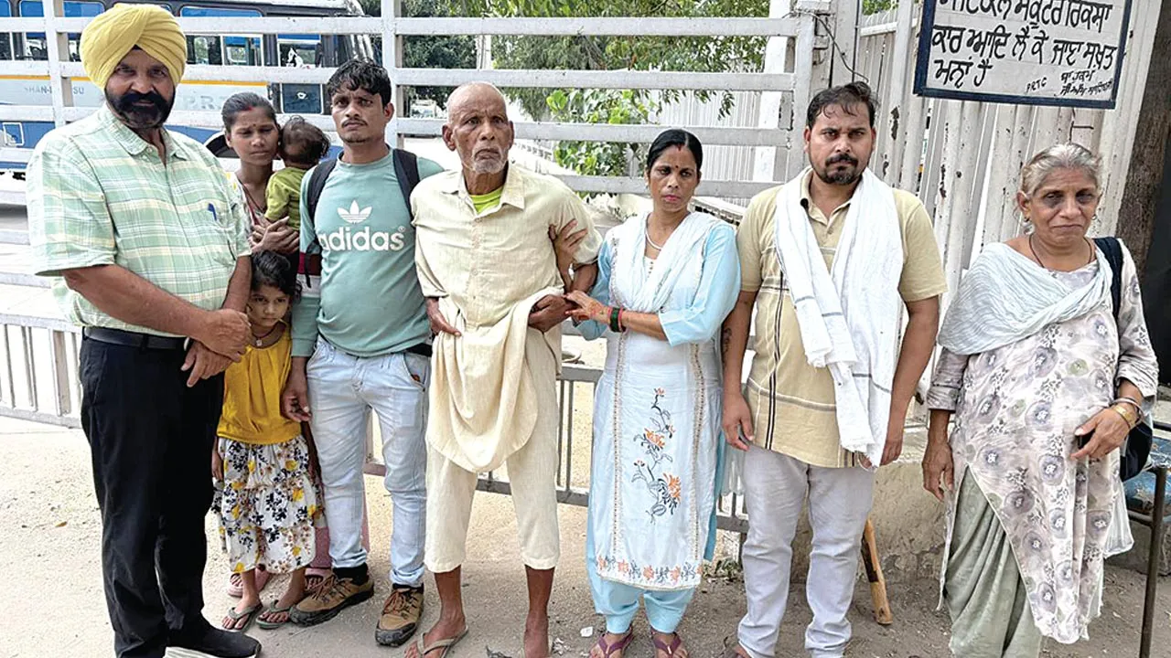 डेरा श्रद्धालुओं ने बुजुर्ग की संभाल कर उसे परिजनों ने मिलवाया