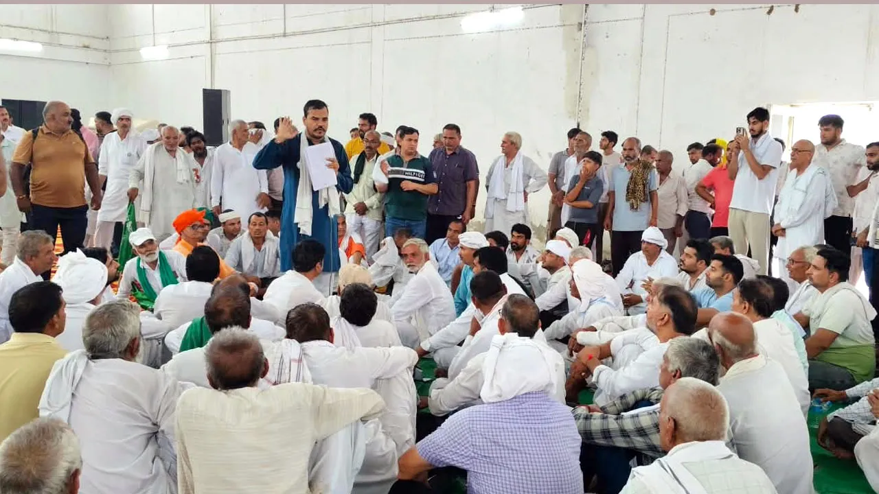 हाई पावर ग्रिड लाइन के विरोध में सोहटी गांव में महापंचायत, काम रुकवाने पर अड़े किसान