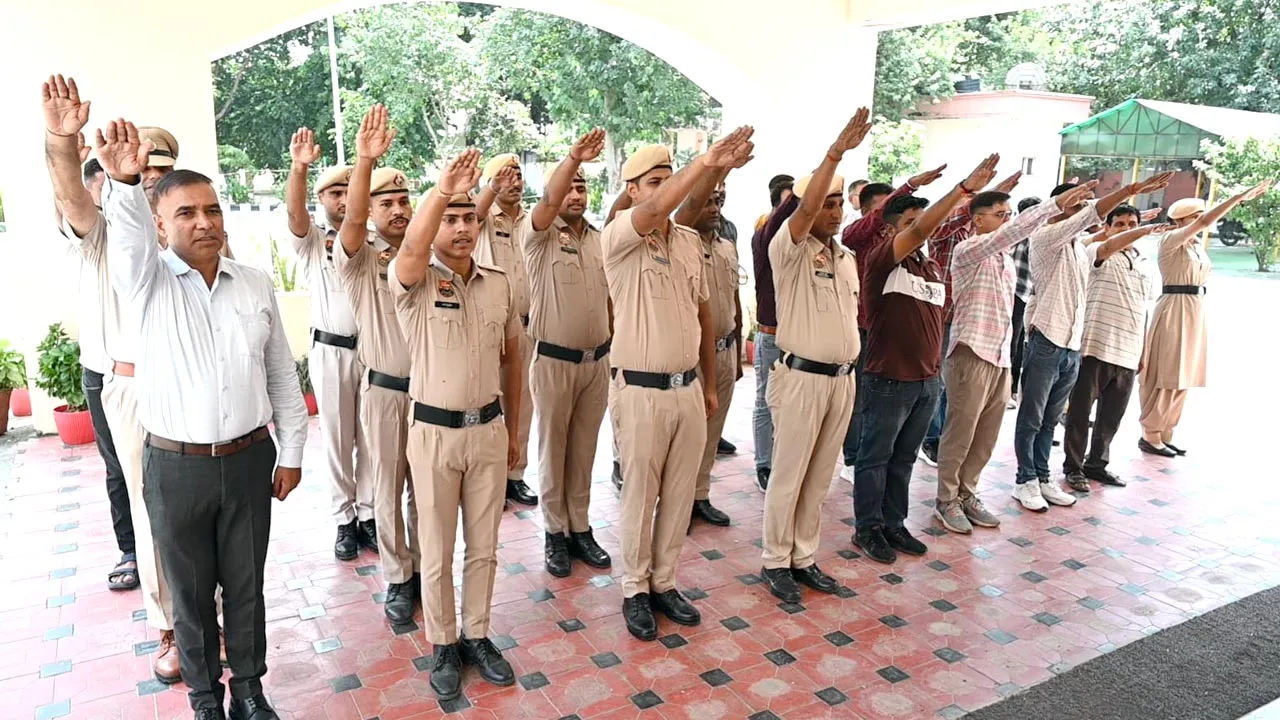 पुलिस लाइन में तैनात कर्मचारियों को दिलाई नशे से दूर रहने एवं नशामुक्त समाज के निर्माण की शपथ 