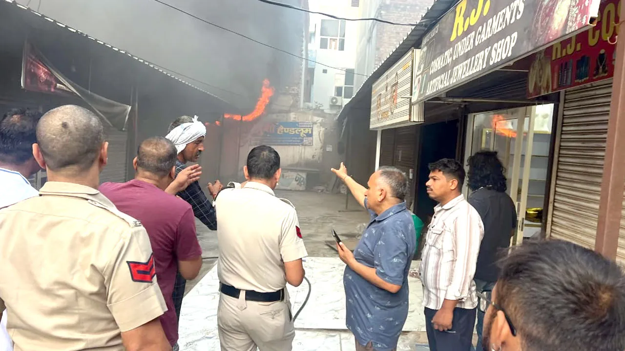 कच्चे क्वार्टर में शॉर्ट सर्किट से 6 दुकानों में लगी आग, मौके पर पहुंचे मेयर राजीव जैन