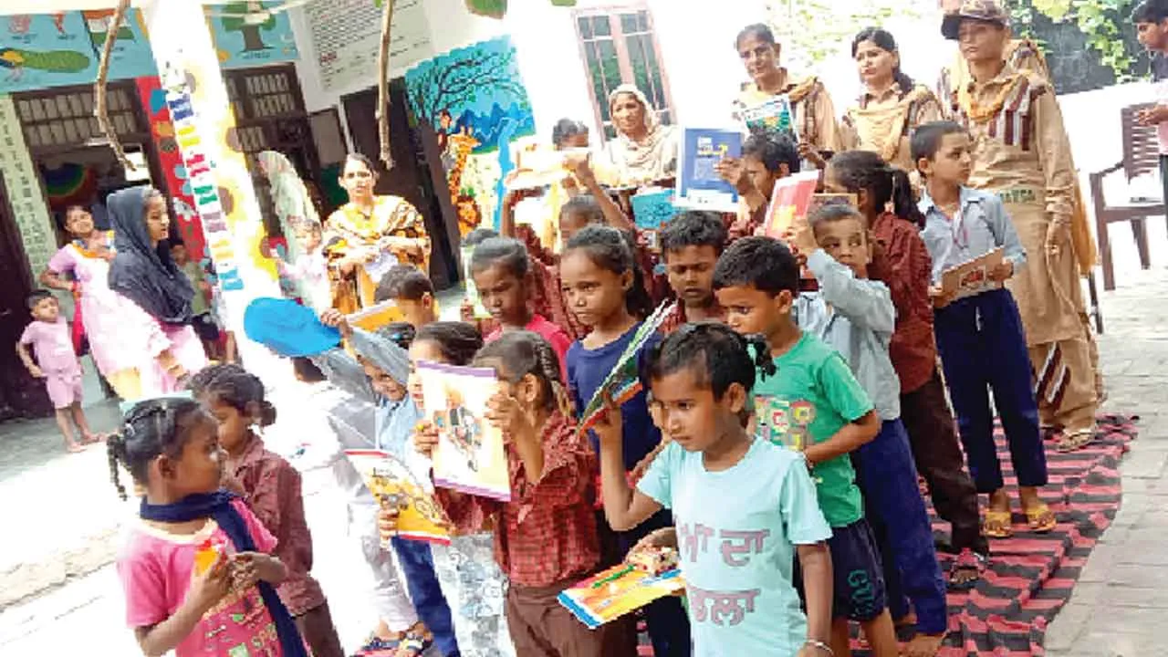 तपा ब्लॉक की शाह सतनाम जी ग्रीन एस वेलफेयर कमेटी की सेवादार बहनों ने सरकारी स्कूल के बच्चों को बांटी शिक्षण सामग्री