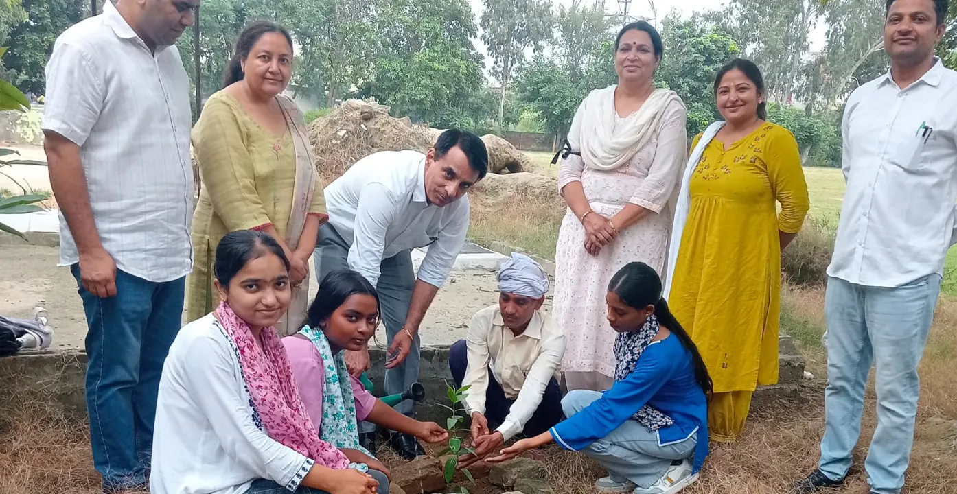 Van Mahotsav: सावित्रीबाई फुले कन्या कॉलेज में पेड़ लगाकर मनाया वन महोत्सव
