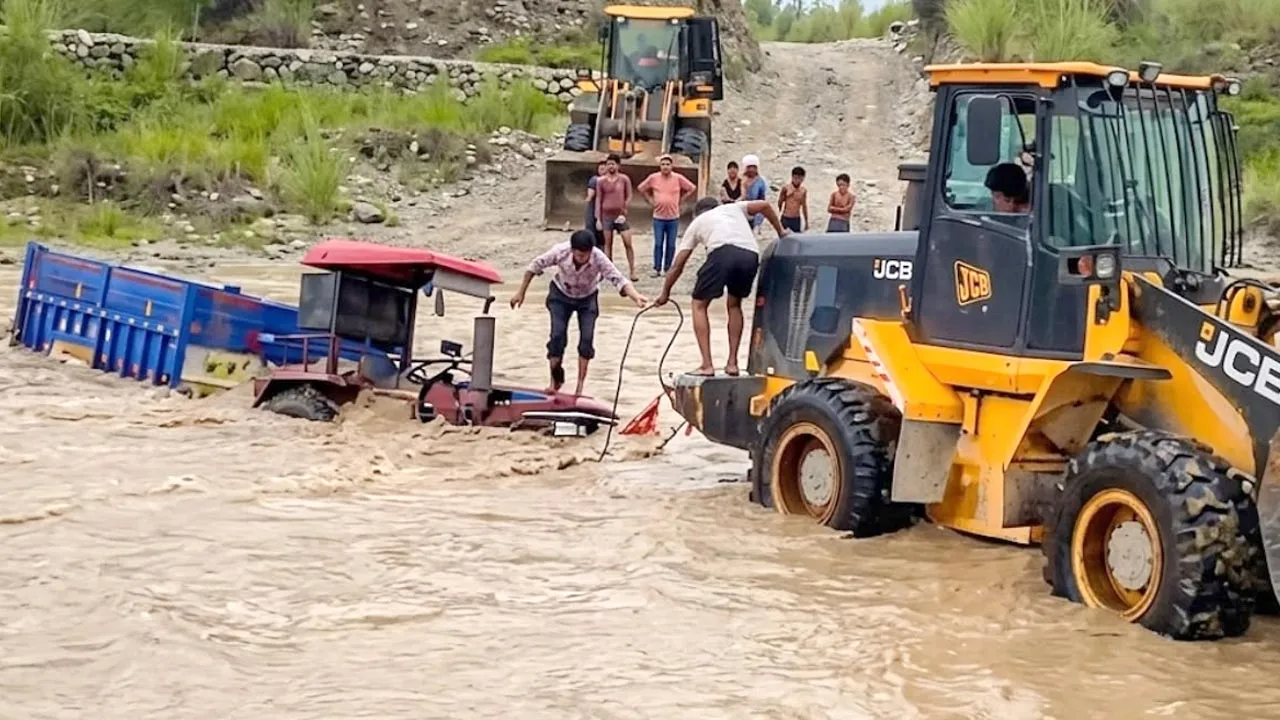 बरसाती नदी के तेज बहाव में फंसी ट्रैक्टर-ट्रॉली, बुलडोजर से चालक का रेस्क्यू