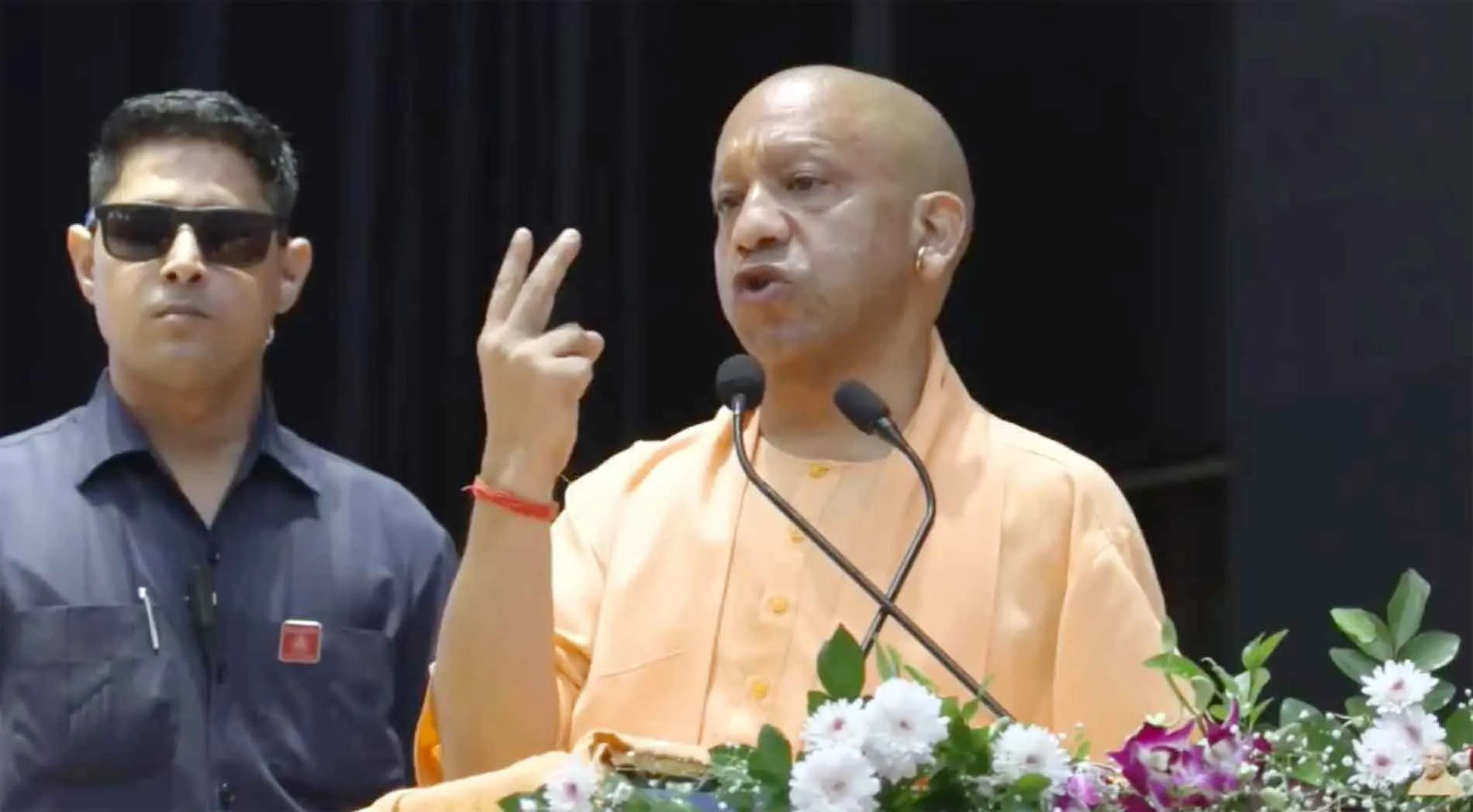 मुख्यमंत्री ने किया विभिन्न योजनाओं के लाभार्थियों को आयुष्मान कार्ड, लैपटॉप, स्वीकृति पत्र, चाबी आदि का वितरण