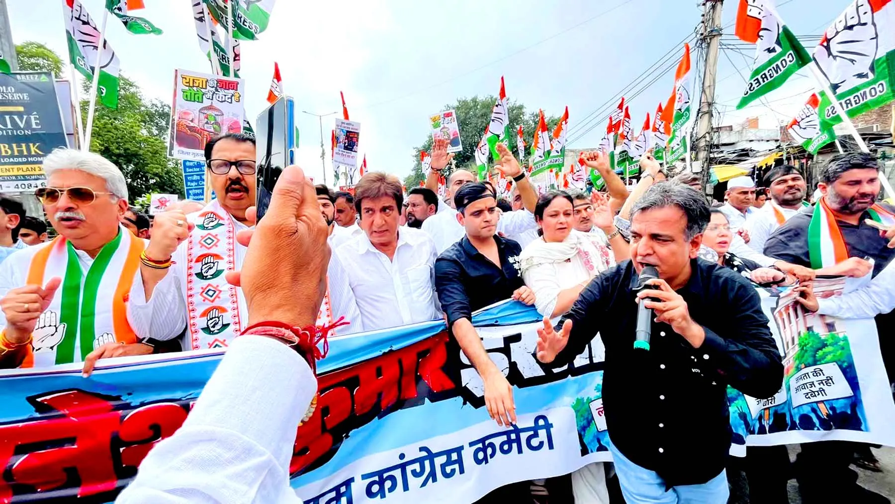 Gurugram News: मतदाता सूचियों और चुनावी प्रक्रिया में कथित अनियमितताओं  को लेकर कांग्रेस कमेटी का जोरदार प्रदर्शन