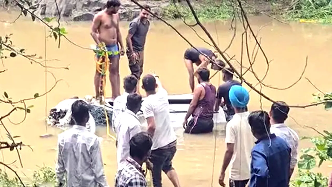 Agar Malwa Car Accident: श्रद्धालुओं से भरी कार बारिश से उफनते नाले में बही, 3 बच्चों समेत 8 लोगों की मौत