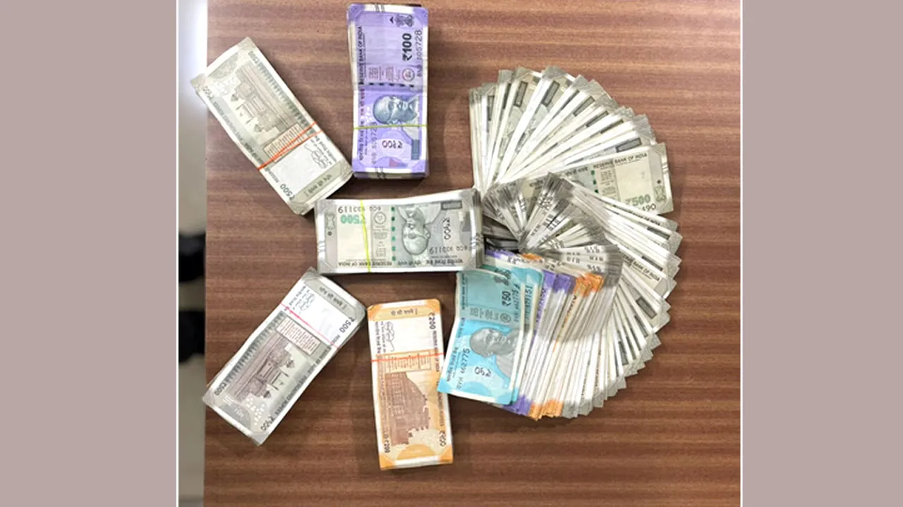 एंटी करप्शन ने ट्रांसपोर्ट अधिकारियों को अवैध वसूली करते पकड़ा, 2.5 लाख से अधिक नकद जब्त