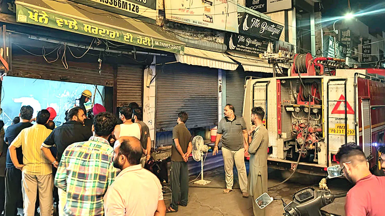 अमलोह के बाजार में कपड़े-ज्वेलरी की दुकान में लगी भीषण आग, लपटों में जले रोजी-रोटी के सपने