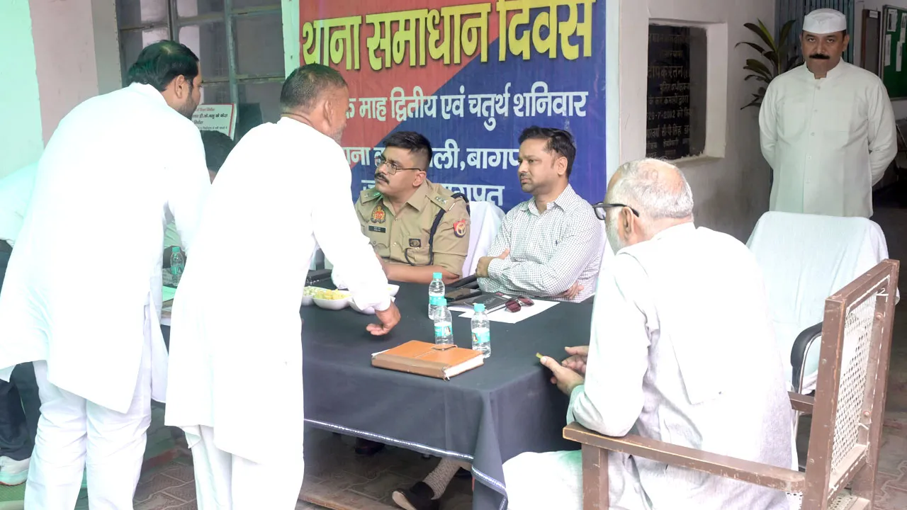 थाना समाधान दिवस में पहुंचे जिलाधिकारी फरियादियों की सुनी समस्याएं