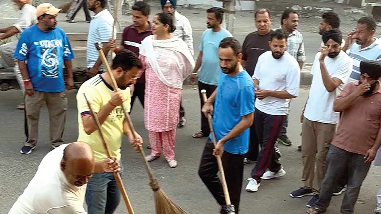Mission Clean Punjab: मिशन क्लीन पंजाब के तहत बरनाला में सफाई अभियान, सांसद मीत हेयर ने खुद लगाई झाड़ू
