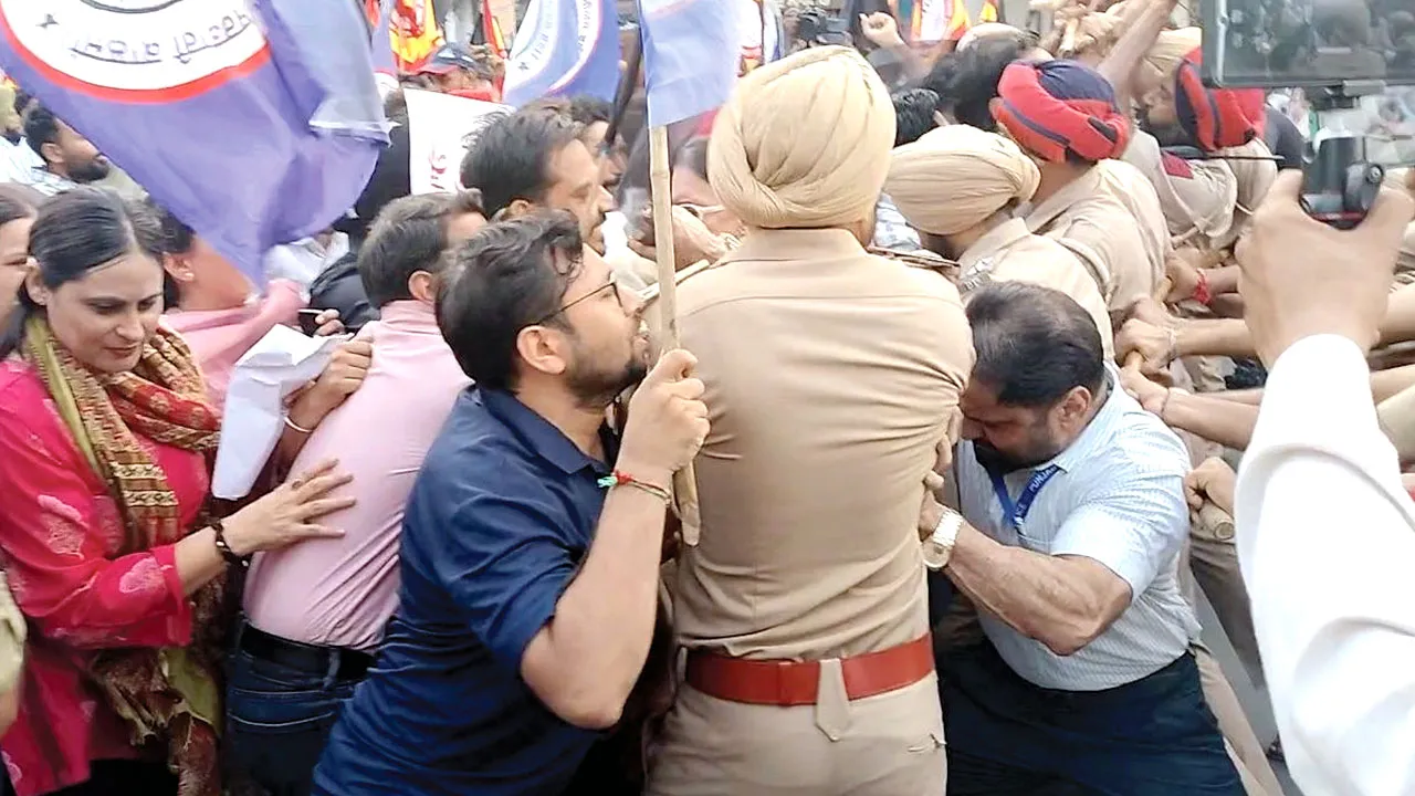 शिक्षकों ने तोड़े बैरिकेड, पुलिस से धक्का-मुक्की