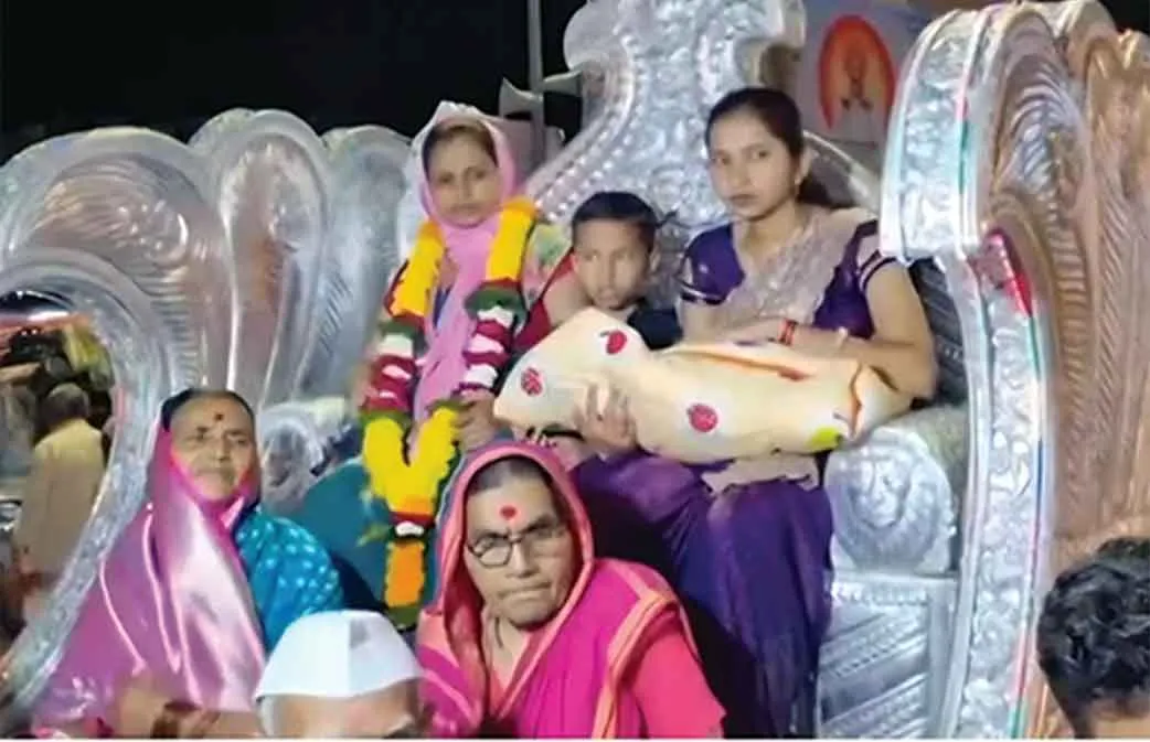 200 सालों में पहली बार बेटी पैदा होने पर परिवार ने खास अंदाज में मनाई खुशी