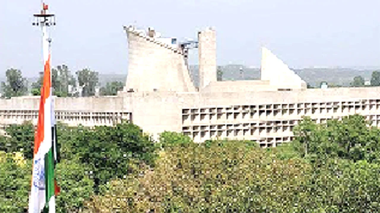 Chandigarh: अधिकारियों और पीएसी कमेटी के बीच तीखी बहस