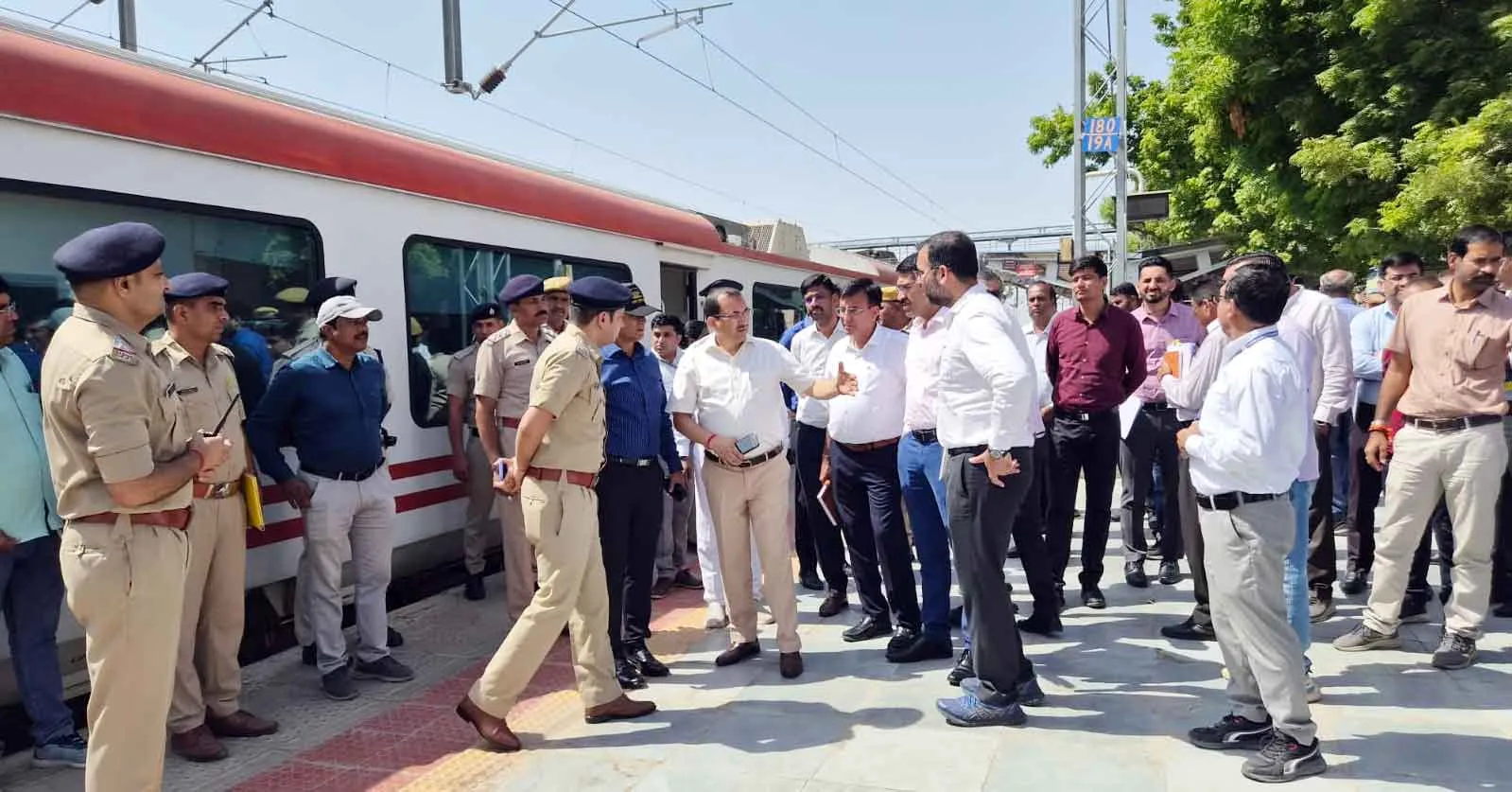 मेले की तैयारियों का डीआरएम ने लिया जायजा,सुविधाओं में वृद्धि के निर्देश