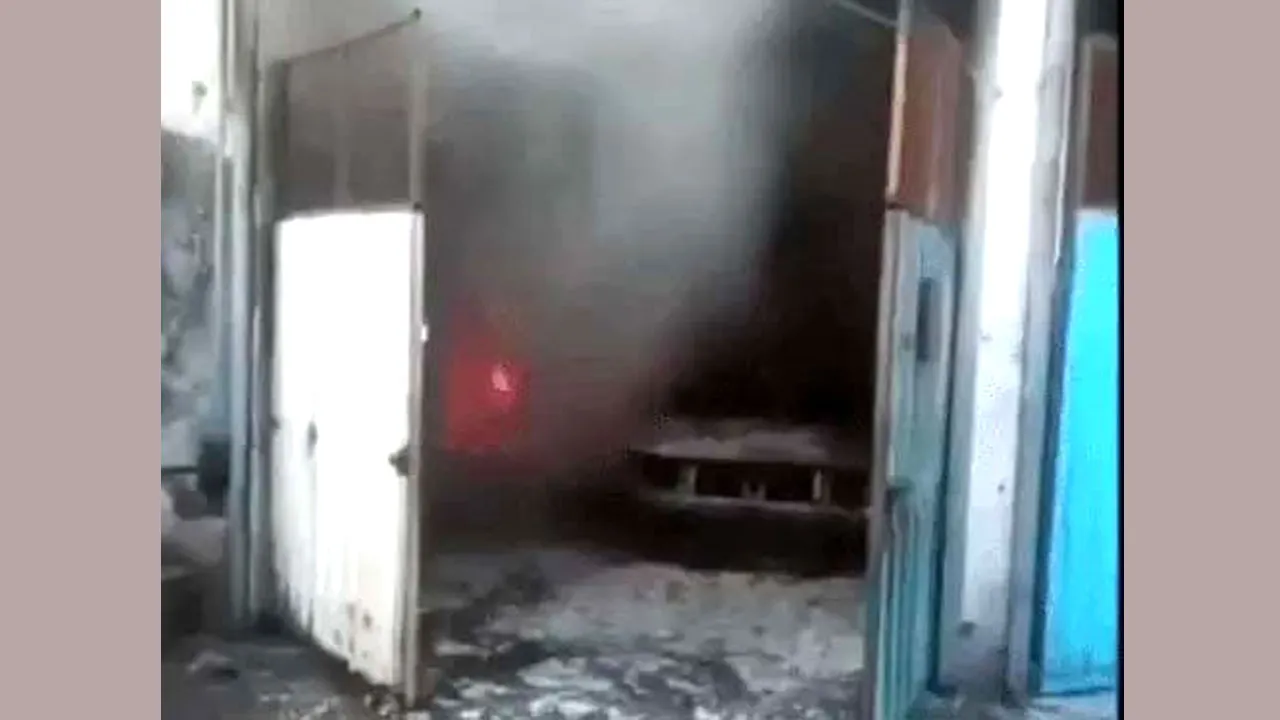 Fire: फैक्टरी और फ्लैट में लगी आग, दर्जनों दमकल गाड़ियों ने पाया काबू