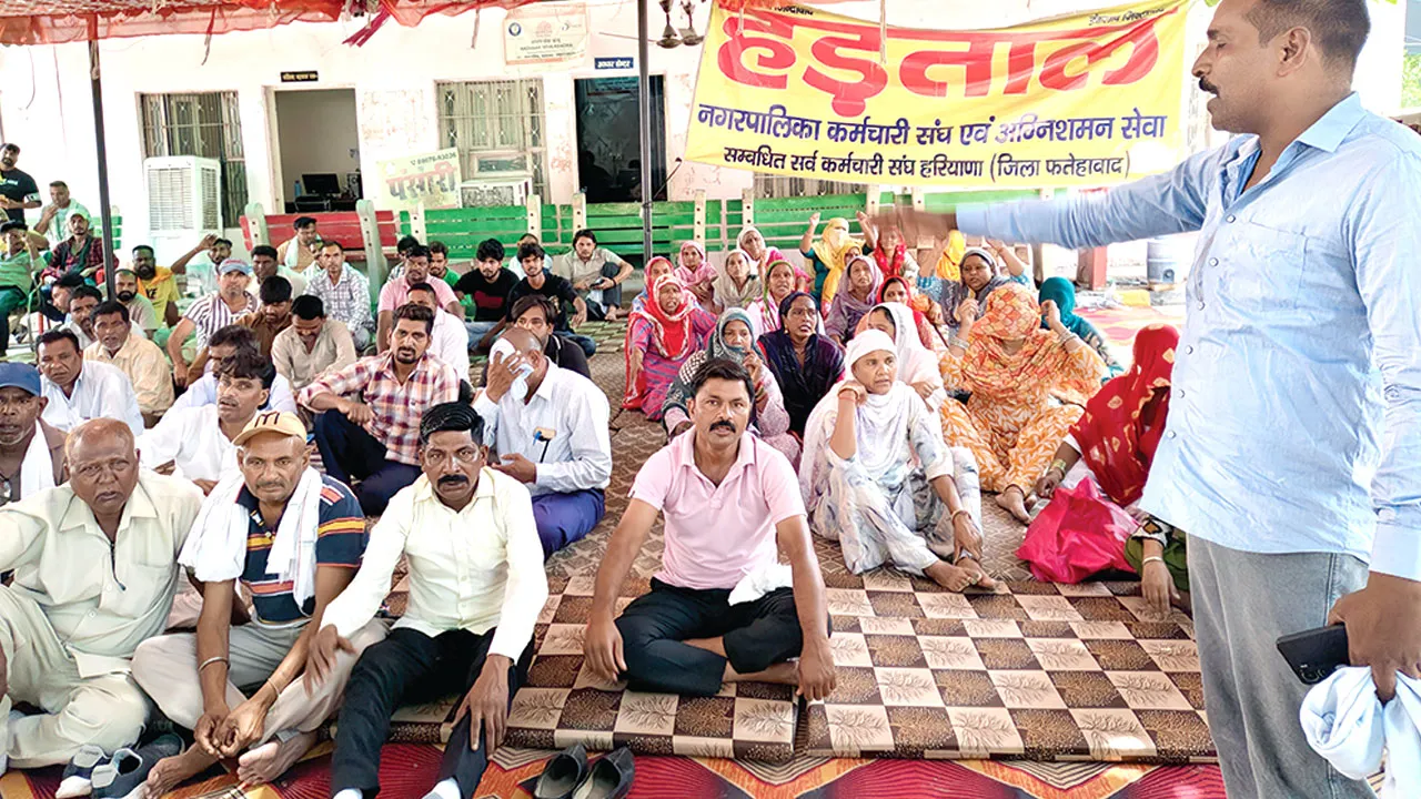 Sanitation Workers' Strike: हड़ताल पर सरकार का बड़ा एक्शन, 12 पेरोल कर्मचारियों की सेवाएं खत्म