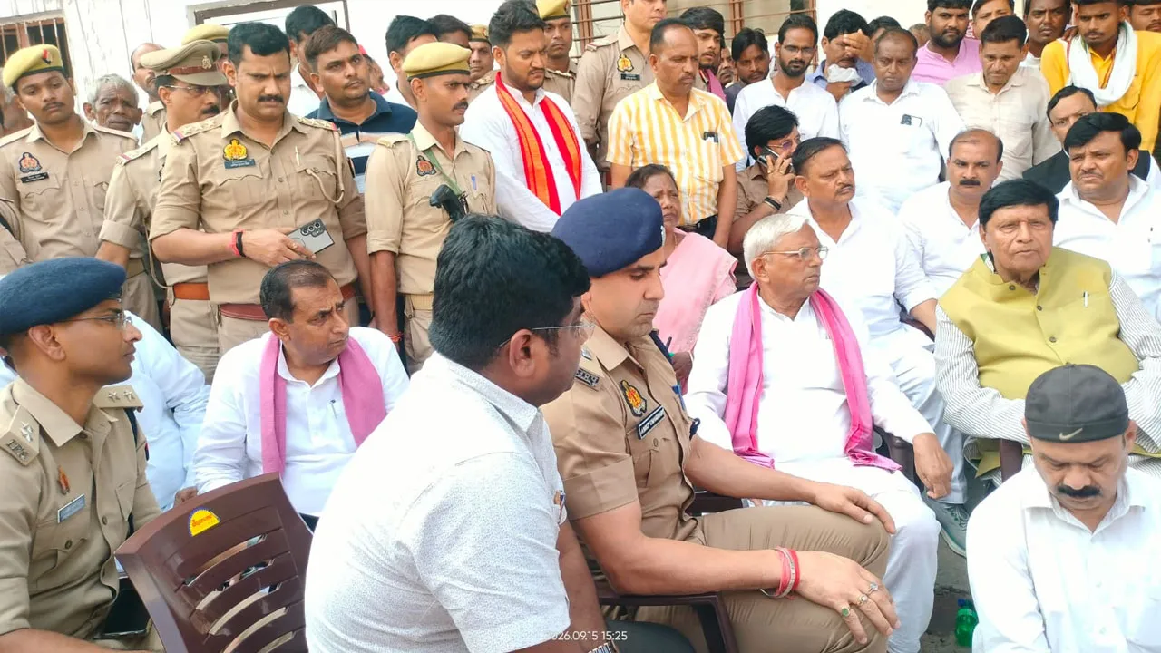 पुलिसकर्मियों पर मुकद्दमा दर्ज करने की मांग को लेकर सपाइयों ने घेरा थाना, की नारेबाजी 