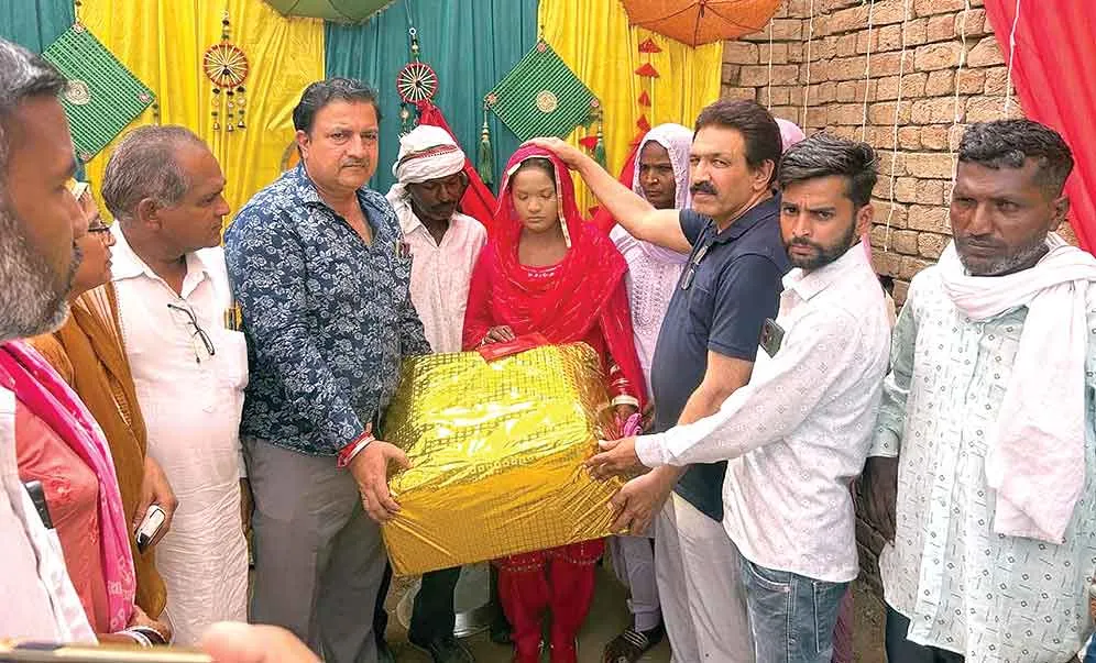 समाज सेवा के लिए बढ़ाया फतेहाबाद के इन समाजसेवियों ने सहयोग का हाथ