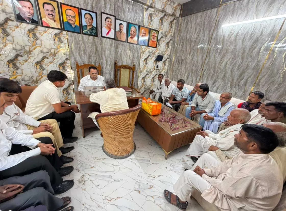 मंत्री नरेंद्र कश्यप का जनता दरबार, फरियादियों की समस्याएं सुन अधिकारियों को लगाए फोन