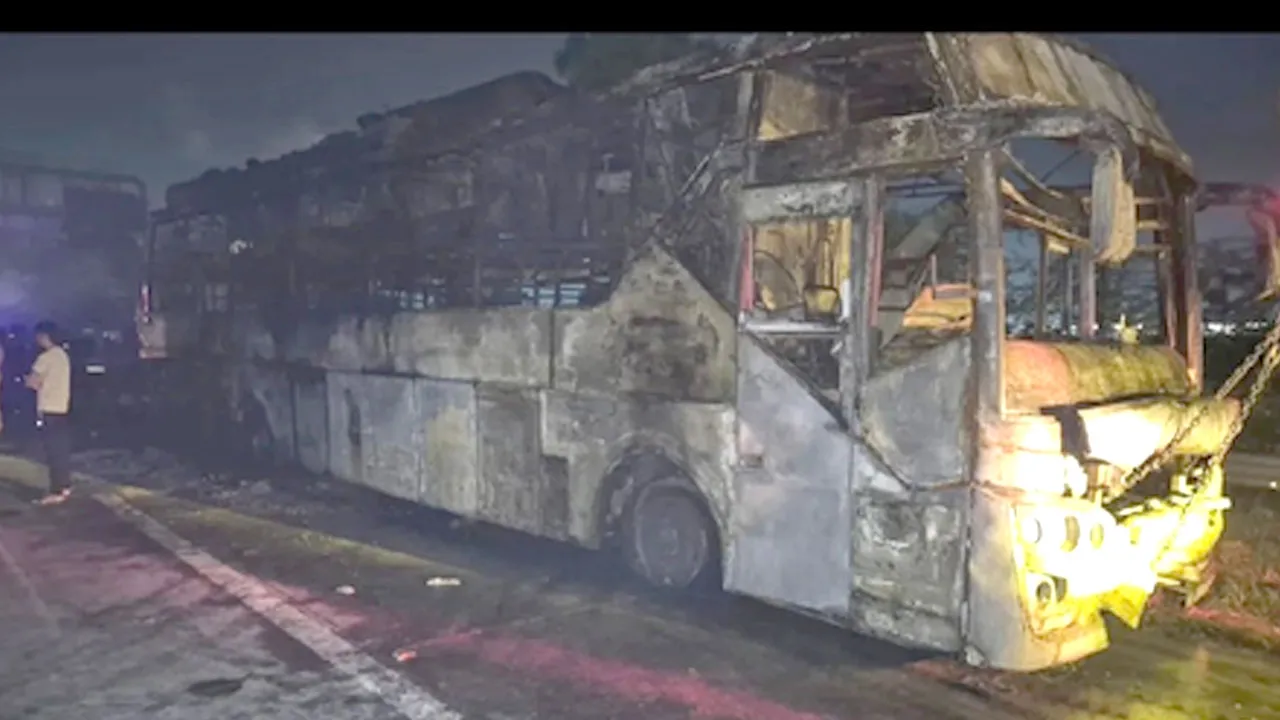 Greater Noida Bus Accident: 19 चालान के बावजूद एक्सप्रेसवे पर दौड़ती रही बस, नियमों की अनदेखी के बीच बनी आग का गोला, 9 की मौत