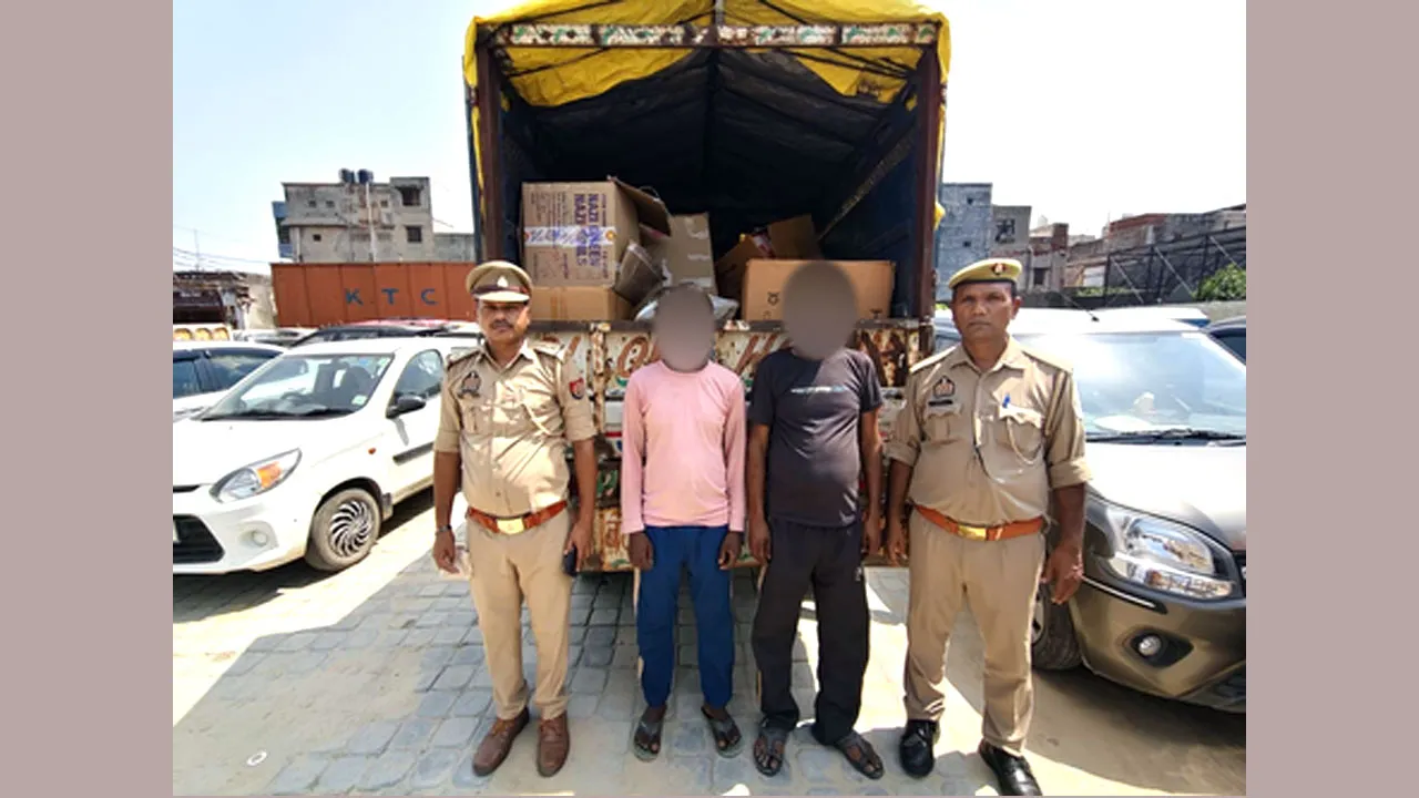 गौतमबुद्ध नगर में 4 लाख के अवैध पटाखों के साथ दो गिरफ्तार, बोलेरो पिकअप जब्त