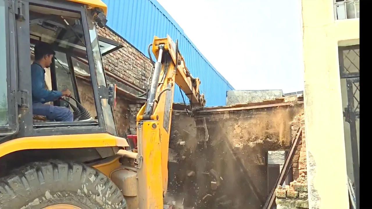 Bulldozer Accident: नौ गंभीर मामलों में वांछित अपराधी के अवैध मकान पर चला बुलडोजर