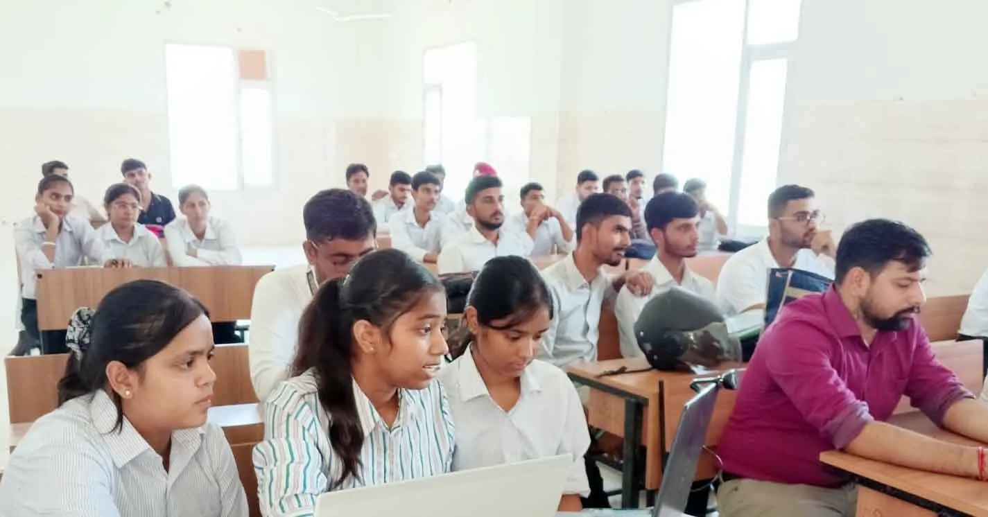 समस्याओं के समाधान लेकर उतरे विद्यार्थी, नवाचार से दिखाई तकनीकी प्रतिभा 