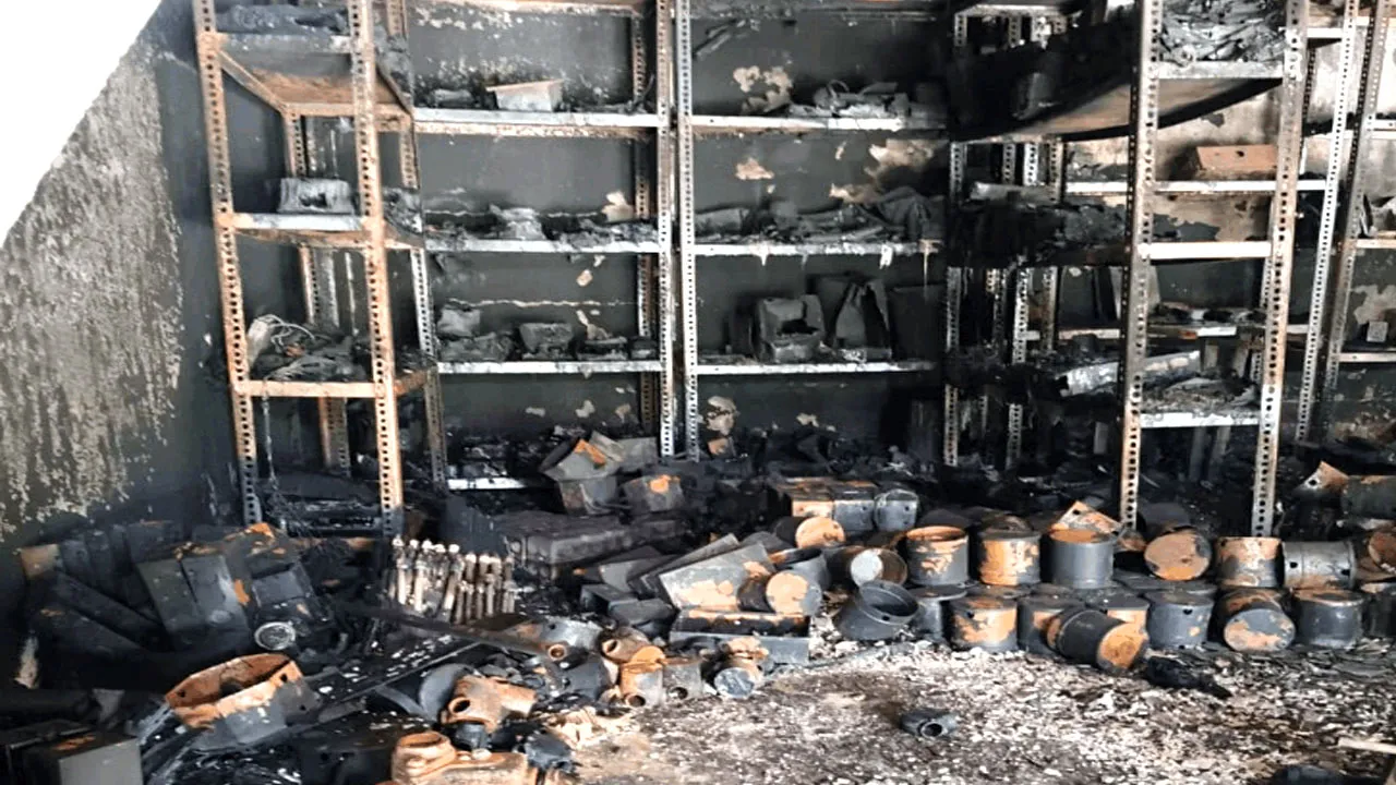 Fire: हार्डवेयर-सेनेटरी की दुकान में भीषण आग, लाखों का सामान जलकर राख