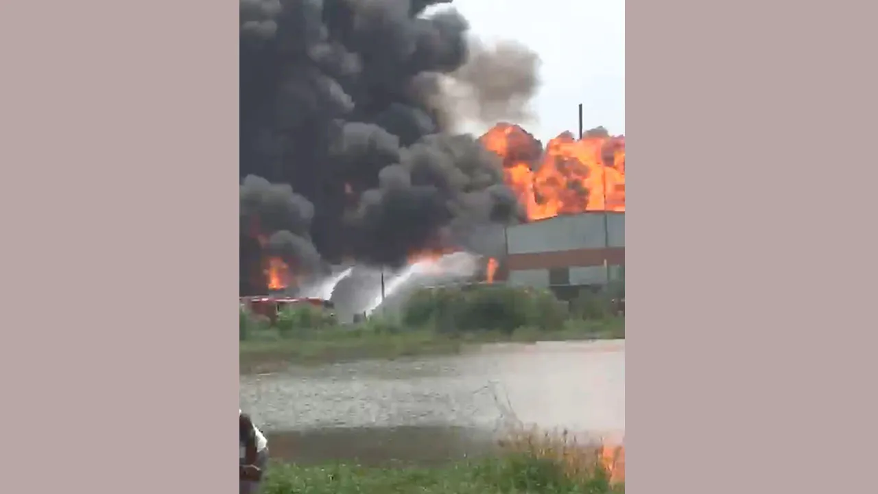 Chemical Factory Fire: धौलाना के इंडस्ट्रियल एरिया में केमिकल फैक्ट्री में भीषण आग, दो अन्य फैक्ट्रियां भी चपेट में