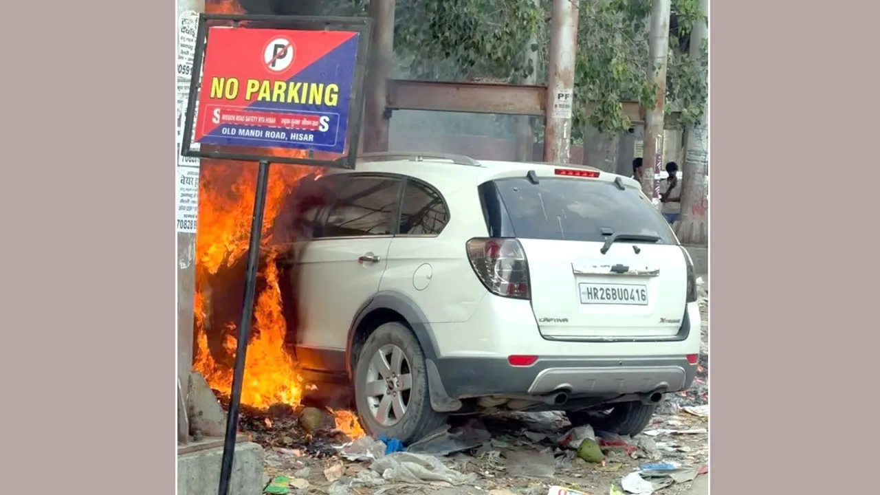 Fire: कचरे में लगी आग ने कार को लिया चपेट में, मची अफरा-तफरी