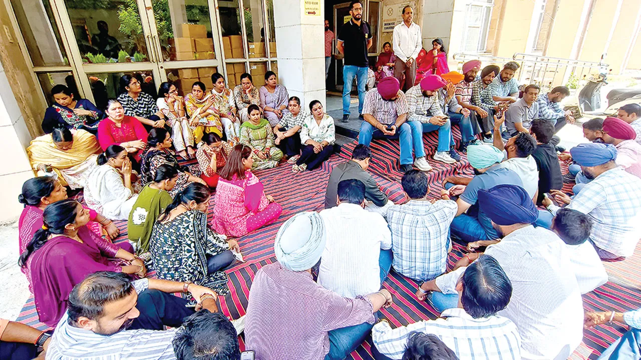 कर्मचारियों की राज्यभर में कलमबंद हड़ताल, 12 सितंबर से मंत्रियों के घेराव की चेतावनी