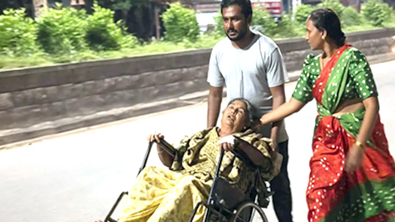 5 घंटे तक इलाज का इंतजार, मां को व्हीलचेयर पर 2 किमी धकेलकर विधायक के घर पहुंचा बेटा