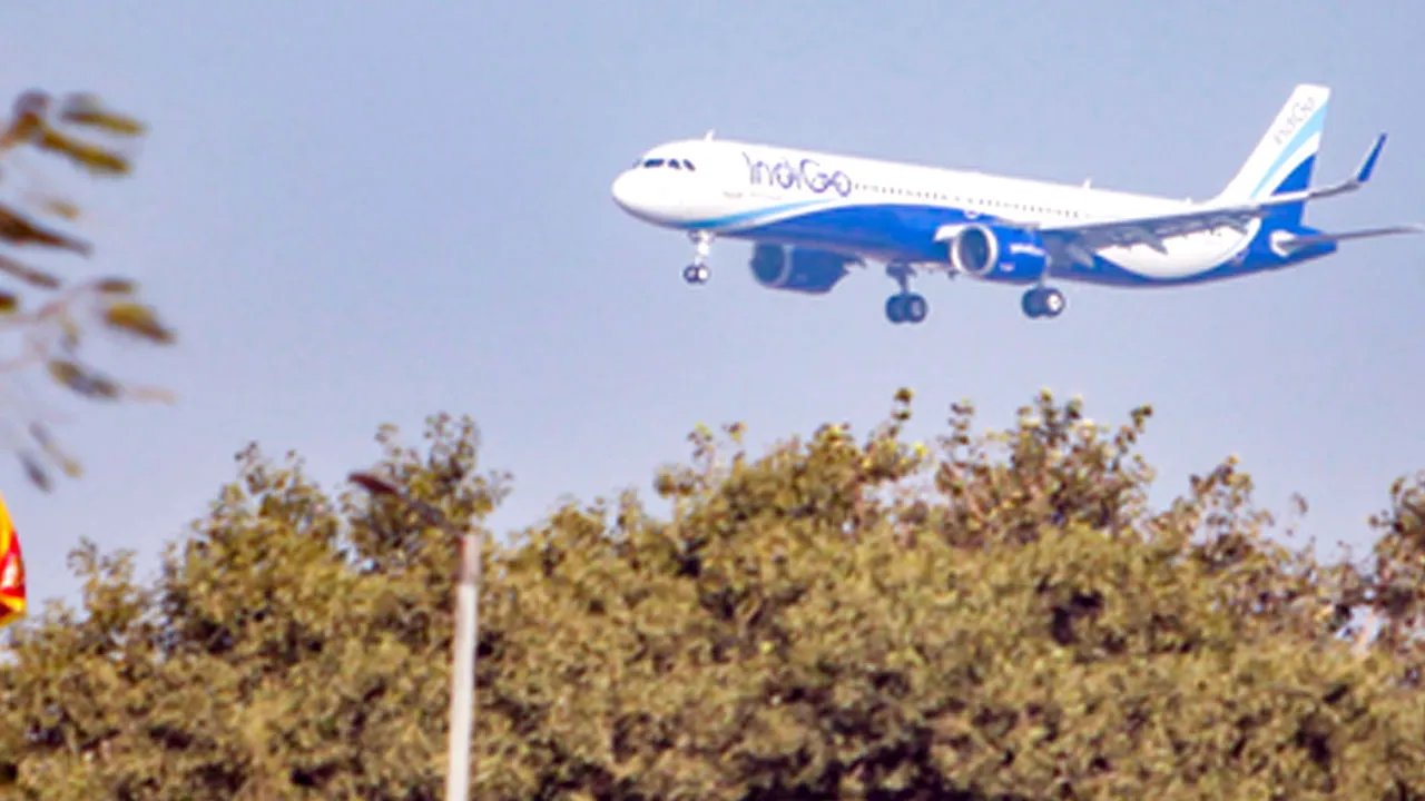 Indigo Flight: श्रीनगर एयरपोर्ट पर पार्किंग के दौरान पोल से टकराया इंडिगो का विमान