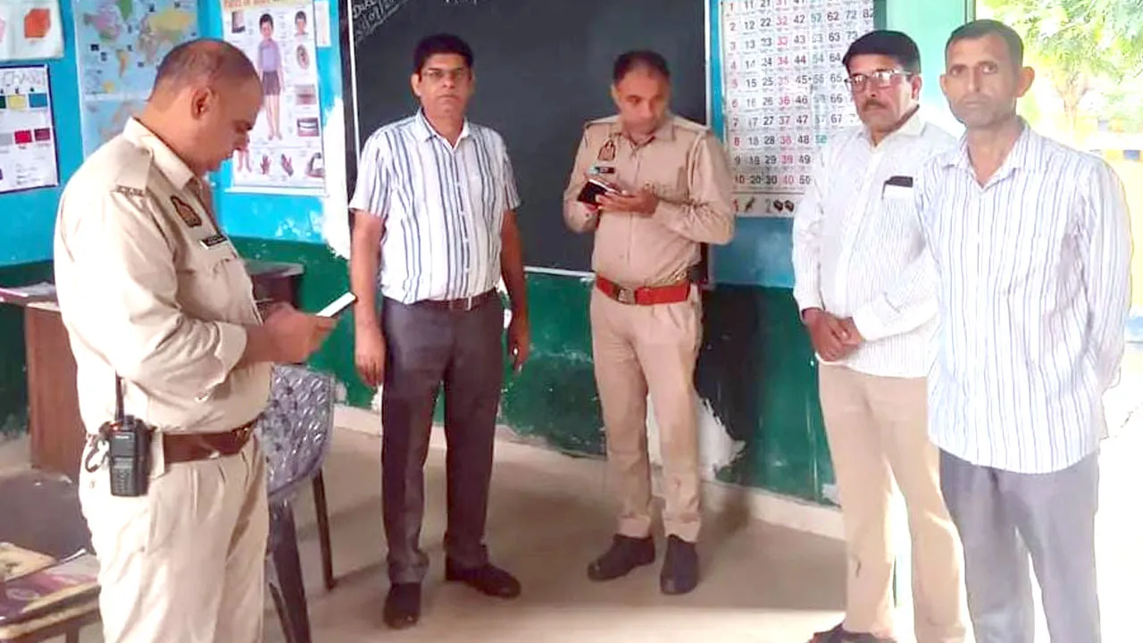 Jaganpur Theft News: जगनपुर के सरकारी स्कूल में अज्ञात चोरों का धावा, छत के पंखे चुराए